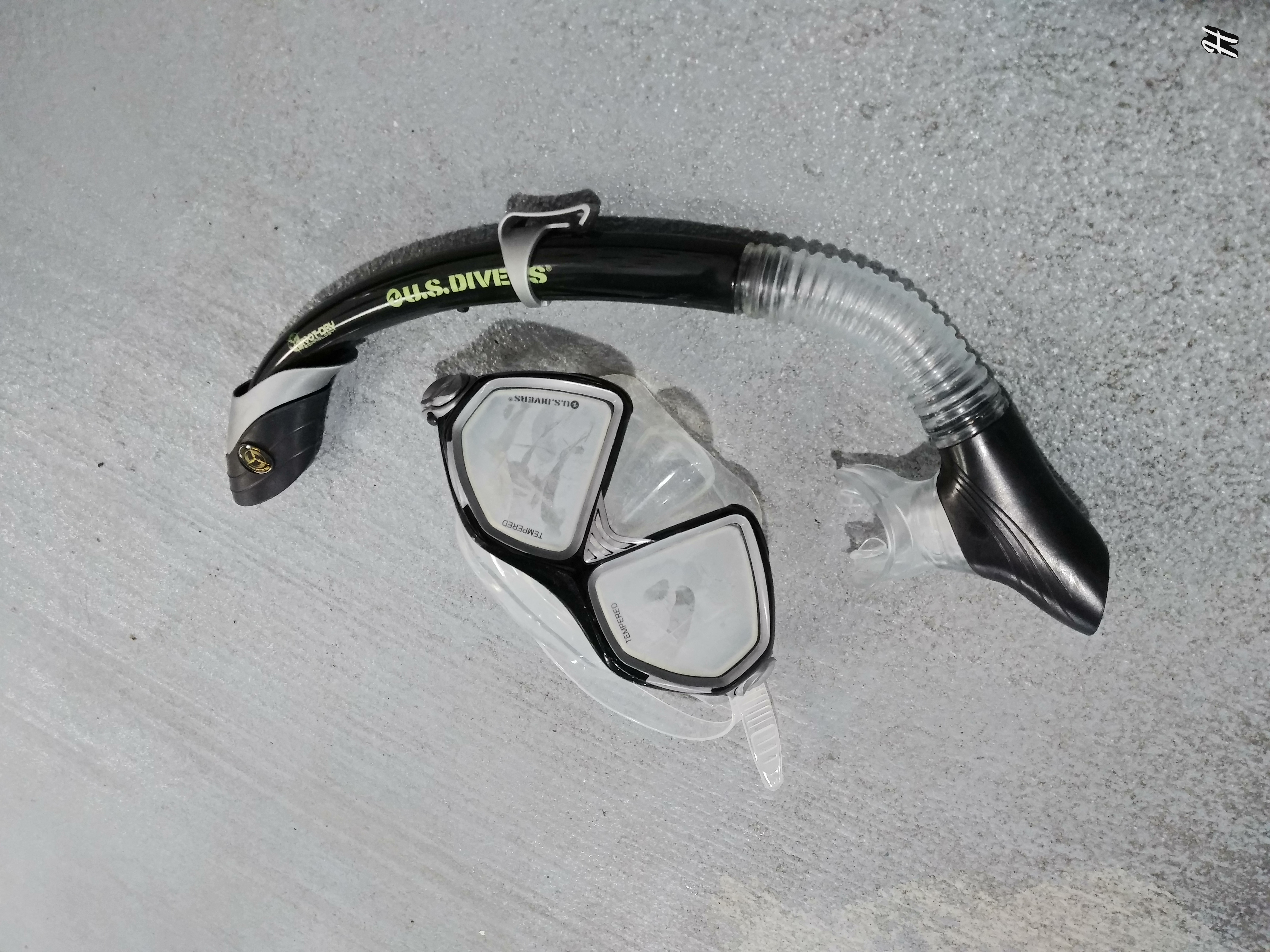 Clear & black snorkeling mask